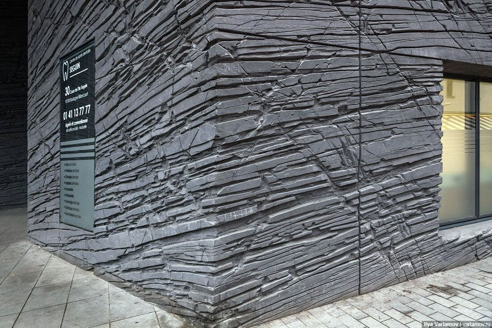 Фактурный бетон на фасаде здания