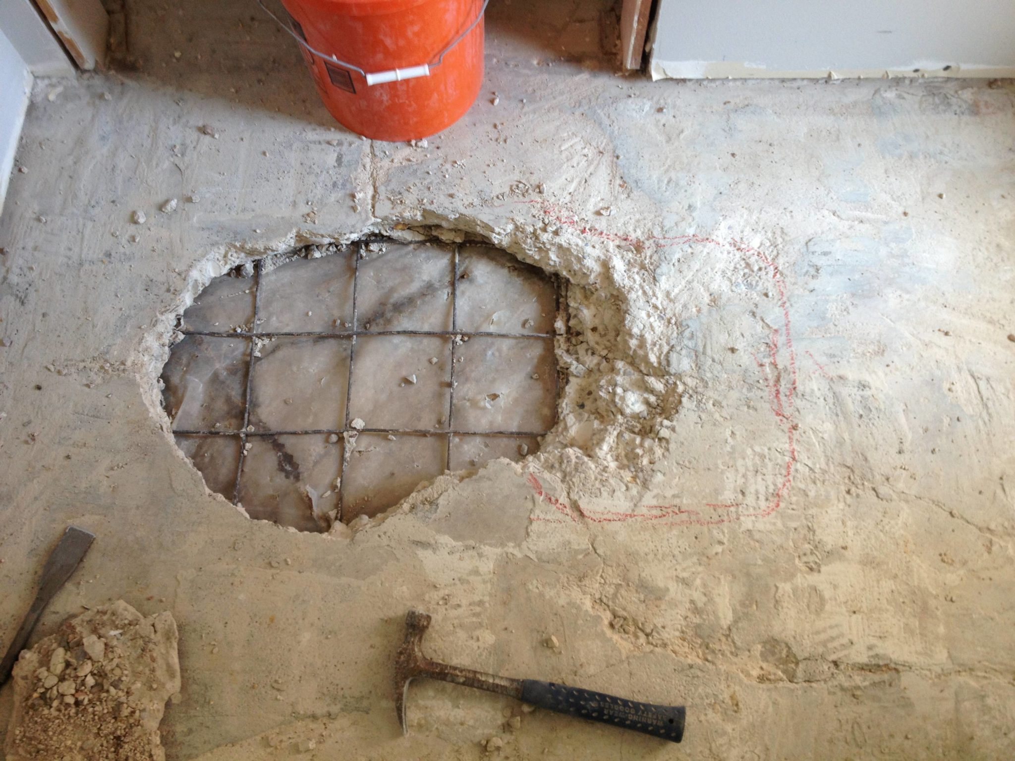 Армирование дыры в бетонном полу сеткой