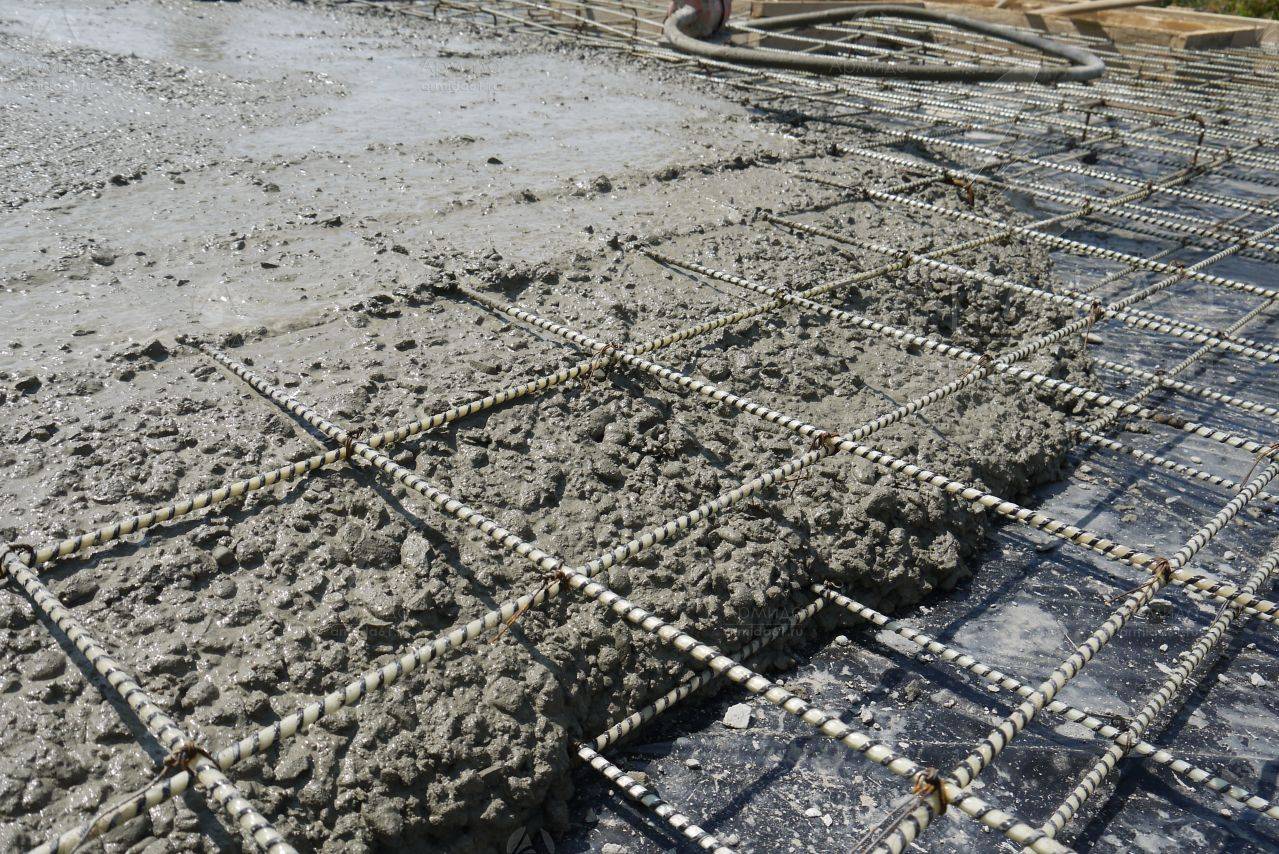 Заливка бетона в арматурный каркас