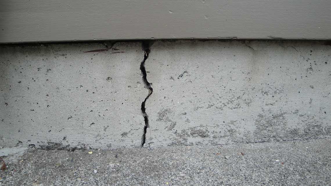 Трещина в бетоне
