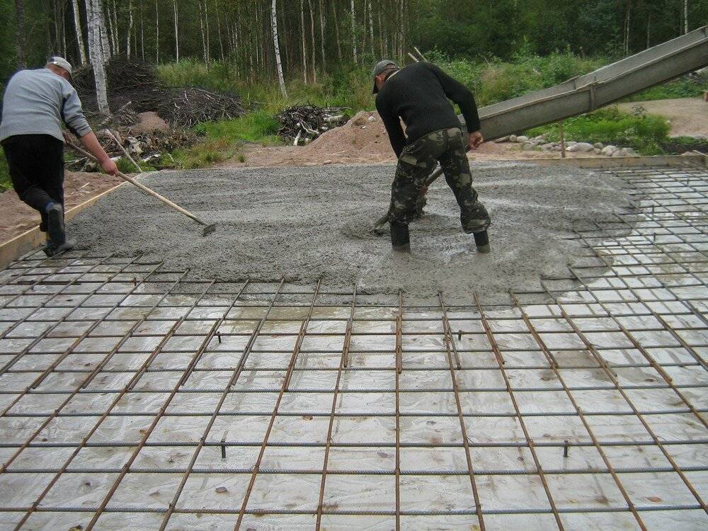 Заливка бетонной плиты под фундамент