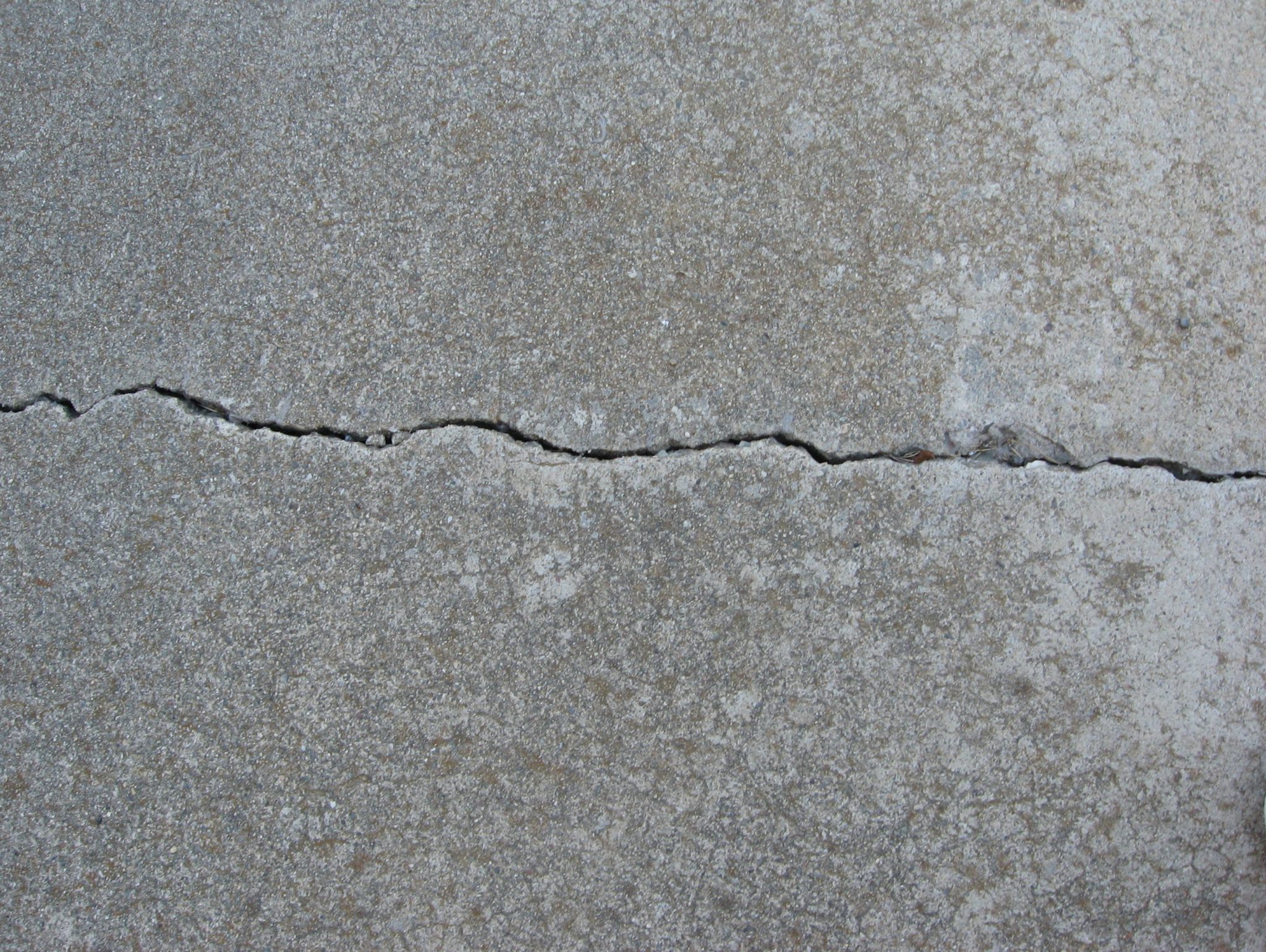 Горизонтальная трещина в бетоне