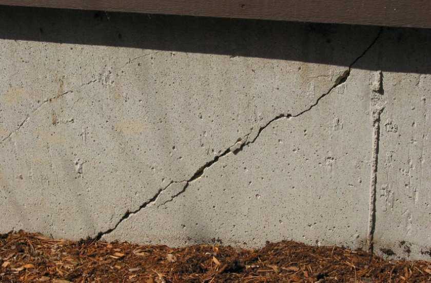 Наклонная трещина в бетоне
