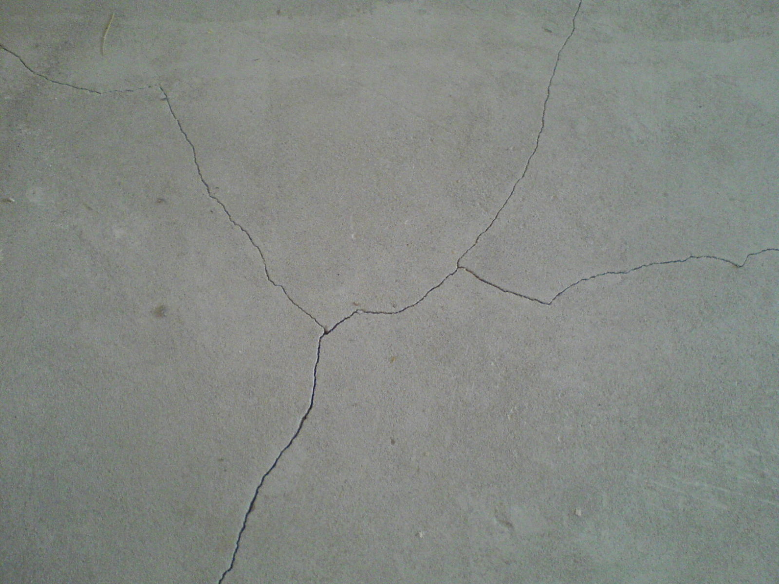 поверхностные трещины в бетоне