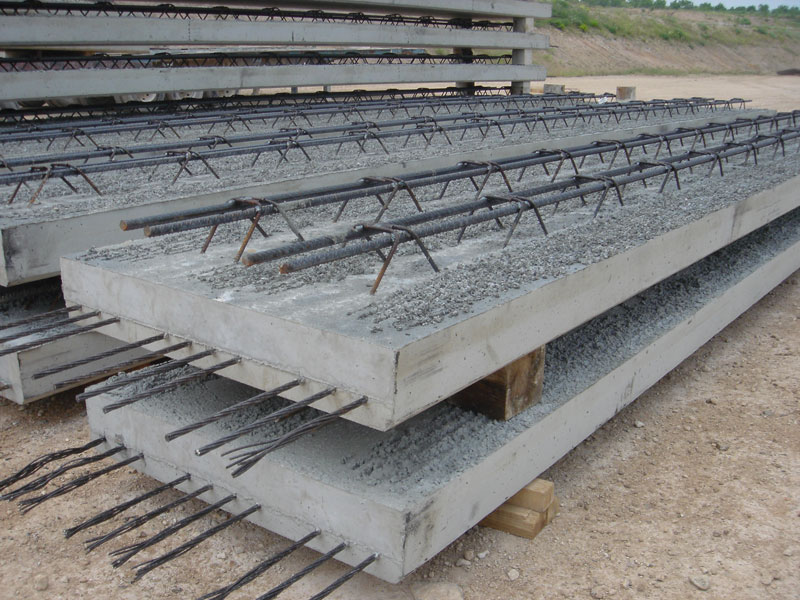 Бетон - важный строительный материал, и его характеристики, включая плотность и удельный вес железобетона, играют ключевую роль в проектировании и строительстве. Понимание этих параметров необходимо для обеспечения прочности и устойчивости конструкций. Эта статья рассмотрит плотность и удельный вес бетона и их значение при демонтаже и реконструкции строительных объектов. Виды железобетона Железобетон - это комбинация бетона и арматурной стали, которая придает материалу прочность и устойчивость. В зависимости от характеристик заполнителей и методов производства, железобетон может иметь разные свойства. Каждый из этих видов железобетона имеет свои уникальные характеристики и применения, что позволяет архитекторам и инженерам выбирать наиболее подходящий материал в зависимости от требуемых свойств и условий строительства. Особо тяжелый железобетон Особо тяжелый железобетон - это разновидность железобетона, который характеризуется очень высокой плотностью и большим весом по сравнению с обычным железобетоном. Это достигается путем добавления в состав бетонной смеси тяжелых заполнителей, таких как магнетит, барит, гранит и другие материалы с высокой плотностью. Вот некоторые ключевые особенности особо тяжелого железобетона: Высокая плотность: Особо тяжелый железобетон имеет значительно большую плотность, чем обычный железобетон. Это делает его отличным материалом для создания защитных барьеров и стен, предназначенных для уменьшения проникновения радиации или защиты от внешних угроз. Защитные свойства: Из-за своей высокой плотности особо тяжелый железобетон используется в ядерной и радиационной инженерии, а также в медицинских учреждениях, где требуется защита от ионизирующего излучения. Он может быть использован для создания защитных оболочек вокруг реакторов, лабораторий и лечебных установок. Устойчивость к высоким нагрузкам: Благодаря увеличенной плотности и массе, особо тяжелый железобетон обладает высокой устойчивостью к механическим нагрузкам и обеспечивает долговечность конструкций. Специализированное применение: Этот вид железобетона не применяется в обычных строительных проектах, а используется в специализированных областях, где требуется высокая степень защиты от радиации, гамма-излучения или других опасных факторов. Облегченный бетон Облегченный железобетон - это разновидность железобетона, которая имеет сниженную плотность по сравнению с обычным железобетоном. Это достигается путем введения в состав бетонной смеси легких заполнителей, таких как перлит, вермикулит, глинобетон или пенобетон. Эти легкие материалы заменяют часть обычных заполнителей, таких как песок и щебень, что делает железобетон более легким и менее плотным. Вот некоторые особенности облегченного железобетона: Сниженная плотность: Облегченный железобетон обладает сниженной плотностью, что делает его значительно легче и менее плотным, чем обычный железобетон. Это может быть полезно для уменьшения нагрузки на фундамент и другие конструкционные элементы. Теплоизоляция: Этот вид железобетона обычно обладает лучшей теплоизоляцией по сравнению с обычным железобетоном. Это делает его подходящим для использования в стенах и перекрытиях зданий, где важно снижение теплопотерь и повышение энергоэффективности. Звукоизоляция: Облегченный железобетон также может иметь хорошие звукоизоляционные свойства, что делает его полезным для создания барьеров против шума в жилых и коммерческих зданиях. Уменьшение нагрузки на конструкции: Из-за сниженной массы облегченного железобетона, он может быть полезен для строительства на неустойчивых почвах, где необходимо снижение нагрузки на фундамент. Особо легкий бетон Особо легкий железобетон - это разновидность железобетона, которая характеризуется очень низкой плотностью и массой по сравнению с обычным железобетоном. Этот вид железобетона достигается путем добавления в бетонную смесь крайне легких заполнителей, таких как полистирол, перлитовые шарики, пенополистирол (пенопласт) и другие аналогичные материалы. Вот некоторые ключевые особенности особо легкого железобетона: Низкая плотность: Особо легкий железобетон имеет очень низкую плотность, что делает его значительно легче и менее плотным, чем другие виды железобетона. Это позволяет снизить нагрузку на фундамент и другие конструкционные элементы. Отличная теплоизоляция: Благодаря использованию легких заполнителей, особо легкий железобетон обладает отличными теплоизоляционными свойствами. Он может использоваться для утепления стен и перекрытий в зданиях, что помогает снизить затраты на отопление и кондиционирование воздуха. Звукоизоляция: Этот вид железобетона также может обеспечивать хорошую звукоизоляцию, что делает его подходящим для использования в местах, где необходимо уменьшить воздействие шума. Снижение нагрузки на конструкции: Из-за низкой массы особо легкого железобетона он может использоваться на слабых грунтах, где важно минимизировать нагрузку на фундамент и снизить риск оседания. Основные характеристики бетонов (по немногоу о каждой ниже) Характеристики бетона важны для инженеров и строителей при выборе и применении материала в различных проектах. Они определяют, как бетон будет вести себя под нагрузками и в различных условиях эксплуатации. Ниже мы расскажем о 4-х основных из них подробнее. Степень средней плотности Степень средней плотности бетона - это характеристика, которая отражает плотность или компактность бетонной смеси. Плотность бетона зависит от того, насколько тщательно бетонная смесь была уплотнена или сжата во время производства. Это важный параметр, так как плотность бетона влияет на его физические и механические свойства, а также на его способность выдерживать нагрузки и сопротивляться воздействию различных факторов. Ниже приведены некоторые ключевые аспекты степени средней плотности бетона: Плотность и прочность: Обычно более плотный бетон обладает лучшей прочностью и устойчивостью, так как меньше включает воздушных пор. Поэтому степень средней плотности связана с прочностью бетона. Устойчивость к воде: Чем более плотен бетон, тем меньше вероятность проникновения воды в его поры и микротрещины, что важно для долговечности конструкций. Устойчивость к циклическим нагрузкам: Плотный бетон лучше справляется с циклическими нагрузками, такими как деформации или вибрации. Устойчивость к морозу и оттаиванию: Плотный бетон обычно имеет меньше пор и, следовательно, меньше возможности для воды, которая может замерзнуть и вызвать разрушение бетона при циклических замораживаниях и оттаиваниях. Экономичность: Смеси с более высокой степенью средней плотности могут быть более дорогими из-за необходимости более тщательной уплотнительной обработки, но они также могут обеспечивать лучшую производительность и долговечность в долгосрочной перспективе. Степень прочности Степень прочности бетона - это важная характеристика, которая определяет способность бетона выдерживать нагрузки без разрушения. Эта характеристика измеряется в единицах давления и обычно выражается в пиках (N/mm²) или фунтах на квадратный дюйм (psi). Степень прочности бетона зависит от ряда факторов и условий, и ее определение является важной частью проектирования и строительства. Вот некоторые основные аспекты степени прочности бетона: Состав бетонной смеси: Прочность бетона сильно зависит от состава его бетонной смеси. Смешивание правильных пропорций цемента, воды, заполнителей и добавок может значительно повысить или снизить степень прочности бетона. Водоцементное соотношение: Водоцементное соотношение определяет, насколько много воды используется при смешивании бетона. Низкое водоцементное соотношение обычно способствует более высокой прочности бетона. Уплотнение: Уплотнение или сжатие бетонной смеси во время укладки и отверждения важно для достижения максимальной прочности. Недостаточное уплотнение может привести к пористой структуре и снижению прочности. Возраст и кривая прочности: Прочность бетона обычно увеличивается с течением времени. Бетон приобретает большую прочность в процессе отверждения и высыхания. Конструкции могут проектироваться с учетом кривой прочности бетона, что означает, что в течение определенного времени после заливки бетон будет увеличивать свою прочность. Тип и размер арматуры: Для более высоких уровней прочности, особенно в строительстве с большими нагрузками, может потребоваться добавление арматуры, такой как стальные стержни или сетка. Степень устойчивости к отрицательным температурам Степень устойчивости бетона к отрицательным температурам - это важная характеристика, которая оценивает способность бетона справляться с эксплуатацией в условиях низких температур, включая замораживание и оттаивание. Эта характеристика особенно важна в регионах с суровыми зимними климатическими условиями. Вот некоторые ключевые аспекты степени устойчивости бетона к отрицательным температурам: Морозостойкость: Морозостойкость бетона оценивает его способность сохранять свою структуру и прочность при замораживании и оттаивании. Основной механизм разрушения - это вода, которая в процессе замораживания расширяется и может вызвать трещины и разрушение бетона. Морозостойкий бетон разрабатывается с учетом этого механизма и может включать в себя дополнительные добавки или методы, которые уменьшают риск разрушения при циклических замораживаниях и оттаиваниях. Водонепроницаемость: Устойчивость к отрицательным температурам также связана с водонепроницаемостью бетона. Водонепроницаемый бетон предотвращает проникновение воды и влаги, что важно в условиях, где вода может проникать в поры и трещины бетона и вызывать разрушение при замораживании. Добавки и упрочнители: Для повышения устойчивости бетона к отрицательным температурам могут применяться специальные добавки и упрочнители, которые способствуют снижению пористости бетона и увеличению его морозостойкости. Проектирование с учетом климата: В строительстве в холодных климатических условиях проектирование конструкций и выбор бетонных смесей должны учитывать ожидаемые температурные колебания, количество осадков и другие факторы, которые могут повлиять на устойчивость бетона. Водонепроницаемость Водонепроницаемость бетона - это важная характеристика, которая определяет способность бетонной конструкции или изделия не пропускать воду и оставаться нерушимой при воздействии влаги. Эта характеристика играет решающую роль во многих типах строительства, особенно в зоне повышенной влажности или подверженных водным воздействиям местах. Вот некоторые важные аспекты водонепроницаемости бетона: Пористость бетона: Бетон является пористым материалом, и его поры могут быть путями для проникновения влаги. Плотностями пор бетона в значительной степени зависит от его состава, методов уплотнения и других факторов. Чем меньше пор, тем более водонепроницаемым будет бетон. Гидроизоляция: Гидроизоляционные добавки могут быть включены в бетонную смесь, чтобы повысить его устойчивость к водному проникновению. Такие добавки могут включать в себя гидрофобные материалы, полимеры и другие вещества, которые отталкивают воду. Цельные структуры: Водонепроницаемость также зависит от качества исполнения конструкции. Эффективная укладка и уплотнение бетонной смеси, правильное соединение бетонных элементов и устранение потенциальных утечек являются ключевыми моментами в обеспечении водонепроницаемости. Уровень грунтовых вод: Уровень грунтовых вод влияет на водонепроницаемость бетона. В более высоких грунтовых водах риск проникновения воды в конструкцию выше. Толщина и качество защитных покрытий: Дополнительные защитные покрытия, такие как водоизоляционные мембраны или покрытия, могут использоваться поверх бетона для усиления его водонепроницаемости. Армирование бетона Армирование бетона - это процесс внедрения арматурной стали (обычно в виде стержней, сеток или фиброзагустителей) в бетонную конструкцию с целью увеличения ее прочности, устойчивости и способности выдерживать различные механические нагрузки. Вот некоторые ключевые аспекты армирования бетона, включая его преимущества и недостатки: Плюсы армирования бетона: Увеличение прочности: Главным преимуществом армирования бетона является значительное повышение его механической прочности. Арматурная сталь усиливает бетон и позволяет конструкции выдерживать большие нагрузки, такие как нагрузки от строительной техники, ветровые силы, статические и динамические нагрузки. Устойчивость к трещинам: Арматурная сталь может помочь предотвратить возникновение и распространение трещин в бетоне, что способствует долговечности конструкции. Способность к упругой деформации: Арматурная сталь обладает упругими свойствами, что означает, что она может деформироваться и восстанавливать свою форму, что делает бетон более устойчивым к различным видам деформаций и оседаний. Увеличение срока службы: Армированный бетон обычно имеет более длительный срок службы по сравнению с небронированным бетоном, что позволяет уменьшить затраты на ремонт и замену конструкций. Минусы армирования бетона: Дополнительные затраты: Армированный бетон требует использования арматурной стали, что может увеличивать затраты на материалы и трудозатраты. Повышенный вес конструкции: Добавление арматуры увеличивает вес конструкции, что может быть нежелательным в некоторых случаях, особенно при строительстве на неустойчивых грунтах или в высоких зданиях. Подверженность коррозии: Арматурная сталь может подвергаться коррозии в агрессивных окружающих средах, таких как соленая вода, что может привести к снижению прочности конструкции. Сложность проектирования и строительства: Армирование требует аккуратного проектирования и укладки бетона вокруг арматуры, что может замедлить процесс строительства и увеличить сложность проекта. Типы армирования  Существует несколько различных методов армирования бетона, включая монолитное, дисперсное и армирование с использованием сеток. Каждый из этих методов имеет свои особенности и применение в зависимости от требований конкретного строительного проекта. Вот краткое описание каждого из них: Монолитное армирование (или армирование стержнями): В этом методе арматурные стержни (обычно из стали) встроены в бетонную смесь до заливки. Эти стержни могут быть распределены внутри бетона в определенном порядке или размещены в соответствии с инженерным проектом для поддержания определенной структуры или формы. Этот метод обеспечивает высокую прочность и устойчивость конструкции, и часто используется в несущих элементах, таких как столбы, балки и фундаменты. Дисперсное армирование (или армирование с использованием волокон): В этом методе в бетонную смесь добавляются дисперсные материалы, такие как стекловолокно, полипропиленовые волокна или металлические волокна. Эти волокна распределяются равномерно по всей массе бетона и придают ему дополнительную прочность и устойчивость. Дисперсное армирование часто используется для уменьшения образования трещин в бетоне и улучшения его морозостойкости. Армирование с использованием сеток: В этом методе в бетонную смесь вкладываются сетки из стальной проволоки или других материалов. Сетки могут быть расположены на разных уровнях в бетоне и придают ему устойчивость к разрывам и расслоениям. Армирование с использованием сеток часто используется в дорожном строительстве, на стадионных трибунах, в промышленных полах и других приложениях, где необходимо усилить поверхность бетона. Каждый из этих методов армирования бетона имеет свои преимущества и недостатки, и выбор метода зависит от конкретных требований проекта, бюджета и окружающей среды. Важно подчеркнуть, что правильное проектирование и выполнение армирования имеют решающее значение для обеспечения долговечности и надежности бетонных конструкций. Армирование и вес бетона Процент армирования в весе бетона может сильно варьировать в зависимости от конкретного строительного проекта и его требований к прочности и устойчивости конструкции. В общем случае, процент армирования может колебаться от 1% до 5% веса бетона. Но для некоторых специфических приложений, таких как мосты, дорожные покрытия, структуры в районах с высокой сейсмической активностью или другие требующие высокую прочность и устойчивость, процент армирования может быть гораздо выше. Плотность и масса  Плотность и масса железобетона связаны друг с другом через объем и состав материала. Плотность - это мера массы материала на единицу его объема. Масса железобетона определяется как произведение его плотности на объем. Плотность (ρ) железобетона зависит от нескольких ключевых параметров: Плотность компонентов: Плотность цемента, воды, заполнителей и арматурной стали, которые используются для изготовления железобетона, влияет на итоговую плотность. Чем выше плотность компонентов, тем выше будет плотность железобетона. Соотношение компонентов: Относительное количество каждого компонента в бетонной смеси также влияет на плотность. Более высокое содержание цемента и арматурной стали, например, может увеличить плотность железобетона. Плотность воды: Водоцементное соотношение, то есть количество воды в смеси, также имеет значение. Большее количество воды может снизить плотность бетона. Воздушные включения: Присутствие воздушных пор, трещин или других дефектов в бетоне может снизить его плотность. Масса прямо пропорциональна плотности и объему материала. Поэтому увеличение плотности (путем использования более плотных компонентов, уменьшения водоцементного соотношения и т. д.) приводит к увеличению массы железобетона. Расчет веса куба железобетона Для расчета веса куба железобетона сначала нужно учесть его объем, а затем определить массу, умножив объем на плотность материала. Давайте рассмотрим пример расчета веса куба железобетона: Предположим, у нас есть куб железобетона со следующими параметрами: Длина (L) = 1 метр Ширина (W) = 1 метр Высота (H) = 1 метр Теперь мы можем рассчитать его объем: V = L * W * H = 1 м * 1 м * 1 м = 1 м³V=L∗W∗H=1м∗1м∗1м=1м3 Допустим, плотность железобетона составляет 2400 кг/м³ (это значение является средним и может варьироваться в зависимости от состава бетона и используемых материалов). Теперь мы можем рассчитать массу куба железобетона: m = ρ * V = 2400 кг/м³ * 1 м³ = 2400 кгm=ρ∗V=2400кг/м3∗1м3=2400кг Итак, вес куба железобетона составляет 2400 килограммов, или 2,4 тонны. Отличие расчетной и практической плотности Отличие между расчетной (теоретической) и реальной плотностью может быть вызвано несколькими факторами: Плотность материалов: Расчетная плотность зависит от предполагаемой плотности материалов, используемых для создания конкретной смеси. В реальности, плотность материалов может варьироваться в зависимости от производителя и качества материалов. Это может привести к различиям между расчетной и реальной плотностью. Содержание воды: Контроль содержания воды в бетонной смеси является важным аспектом при приготовлении бетона. При избыточном или недостаточном количестве воды, плотность смеси может отличаться от расчетной. Вода может добавиться или убрана в процессе приготовления бетона, что может изменить его фактическую плотность. Воздушные включения: Воздух, попавший в бетон, также может влиять на его плотность. Воздушные включения могут возникнуть из-за плохой уплотненности смеси или воздействия вибрации. Это может привести к уменьшению плотности бетона по сравнению с расчетной. Компактность: Эффективное уплотнение бетонной смеси играет решающую роль в достижении заданной плотности. Если бетон не уплотнен должным образом, то его фактическая плотность может быть ниже расчетной. Качество смешивания: Правильное смешивание ингредиентов с вниманием к пропорциям и времени может повлиять на плотность бетона. Чтобы получить более точную реальную плотность бетона, важно следить за качеством материалов, правильно контролировать водоцементное соотношение, обеспечивать хорошее уплотнение и применять правильные методы смешивания и приготовления бетонной смеси. Плотность бетона также может измеряться после заливки с использованием специальных инструментов для контроля качества строительных работ.