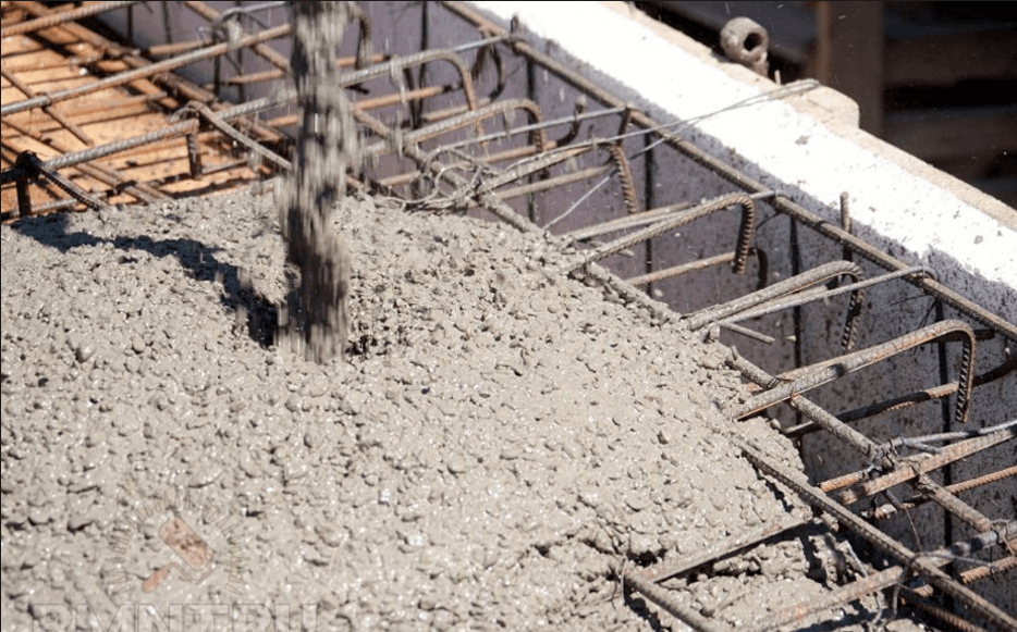 Бетон - важный строительный материал, и его характеристики, включая плотность и удельный вес железобетона, играют ключевую роль в проектировании и строительстве. Понимание этих параметров необходимо для обеспечения прочности и устойчивости конструкций. Эта статья рассмотрит плотность и удельный вес бетона и их значение при демонтаже и реконструкции строительных объектов. Виды железобетона Железобетон - это комбинация бетона и арматурной стали, которая придает материалу прочность и устойчивость. В зависимости от характеристик заполнителей и методов производства, железобетон может иметь разные свойства. Каждый из этих видов железобетона имеет свои уникальные характеристики и применения, что позволяет архитекторам и инженерам выбирать наиболее подходящий материал в зависимости от требуемых свойств и условий строительства. Особо тяжелый железобетон Особо тяжелый железобетон - это разновидность железобетона, который характеризуется очень высокой плотностью и большим весом по сравнению с обычным железобетоном. Это достигается путем добавления в состав бетонной смеси тяжелых заполнителей, таких как магнетит, барит, гранит и другие материалы с высокой плотностью. Вот некоторые ключевые особенности особо тяжелого железобетона: Высокая плотность: Особо тяжелый железобетон имеет значительно большую плотность, чем обычный железобетон. Это делает его отличным материалом для создания защитных барьеров и стен, предназначенных для уменьшения проникновения радиации или защиты от внешних угроз. Защитные свойства: Из-за своей высокой плотности особо тяжелый железобетон используется в ядерной и радиационной инженерии, а также в медицинских учреждениях, где требуется защита от ионизирующего излучения. Он может быть использован для создания защитных оболочек вокруг реакторов, лабораторий и лечебных установок. Устойчивость к высоким нагрузкам: Благодаря увеличенной плотности и массе, особо тяжелый железобетон обладает высокой устойчивостью к механическим нагрузкам и обеспечивает долговечность конструкций. Специализированное применение: Этот вид железобетона не применяется в обычных строительных проектах, а используется в специализированных областях, где требуется высокая степень защиты от радиации, гамма-излучения или других опасных факторов. Облегченный бетон Облегченный железобетон - это разновидность железобетона, которая имеет сниженную плотность по сравнению с обычным железобетоном. Это достигается путем введения в состав бетонной смеси легких заполнителей, таких как перлит, вермикулит, глинобетон или пенобетон. Эти легкие материалы заменяют часть обычных заполнителей, таких как песок и щебень, что делает железобетон более легким и менее плотным. Вот некоторые особенности облегченного железобетона: Сниженная плотность: Облегченный железобетон обладает сниженной плотностью, что делает его значительно легче и менее плотным, чем обычный железобетон. Это может быть полезно для уменьшения нагрузки на фундамент и другие конструкционные элементы. Теплоизоляция: Этот вид железобетона обычно обладает лучшей теплоизоляцией по сравнению с обычным железобетоном. Это делает его подходящим для использования в стенах и перекрытиях зданий, где важно снижение теплопотерь и повышение энергоэффективности. Звукоизоляция: Облегченный железобетон также может иметь хорошие звукоизоляционные свойства, что делает его полезным для создания барьеров против шума в жилых и коммерческих зданиях. Уменьшение нагрузки на конструкции: Из-за сниженной массы облегченного железобетона, он может быть полезен для строительства на неустойчивых почвах, где необходимо снижение нагрузки на фундамент. Особо легкий бетон Особо легкий железобетон - это разновидность железобетона, которая характеризуется очень низкой плотностью и массой по сравнению с обычным железобетоном. Этот вид железобетона достигается путем добавления в бетонную смесь крайне легких заполнителей, таких как полистирол, перлитовые шарики, пенополистирол (пенопласт) и другие аналогичные материалы. Вот некоторые ключевые особенности особо легкого железобетона: Низкая плотность: Особо легкий железобетон имеет очень низкую плотность, что делает его значительно легче и менее плотным, чем другие виды железобетона. Это позволяет снизить нагрузку на фундамент и другие конструкционные элементы. Отличная теплоизоляция: Благодаря использованию легких заполнителей, особо легкий железобетон обладает отличными теплоизоляционными свойствами. Он может использоваться для утепления стен и перекрытий в зданиях, что помогает снизить затраты на отопление и кондиционирование воздуха. Звукоизоляция: Этот вид железобетона также может обеспечивать хорошую звукоизоляцию, что делает его подходящим для использования в местах, где необходимо уменьшить воздействие шума. Снижение нагрузки на конструкции: Из-за низкой массы особо легкого железобетона он может использоваться на слабых грунтах, где важно минимизировать нагрузку на фундамент и снизить риск оседания. Основные характеристики бетонов (по немногоу о каждой ниже) Характеристики бетона важны для инженеров и строителей при выборе и применении материала в различных проектах. Они определяют, как бетон будет вести себя под нагрузками и в различных условиях эксплуатации. Ниже мы расскажем о 4-х основных из них подробнее. Степень средней плотности Степень средней плотности бетона - это характеристика, которая отражает плотность или компактность бетонной смеси. Плотность бетона зависит от того, насколько тщательно бетонная смесь была уплотнена или сжата во время производства. Это важный параметр, так как плотность бетона влияет на его физические и механические свойства, а также на его способность выдерживать нагрузки и сопротивляться воздействию различных факторов. Ниже приведены некоторые ключевые аспекты степени средней плотности бетона: Плотность и прочность: Обычно более плотный бетон обладает лучшей прочностью и устойчивостью, так как меньше включает воздушных пор. Поэтому степень средней плотности связана с прочностью бетона. Устойчивость к воде: Чем более плотен бетон, тем меньше вероятность проникновения воды в его поры и микротрещины, что важно для долговечности конструкций. Устойчивость к циклическим нагрузкам: Плотный бетон лучше справляется с циклическими нагрузками, такими как деформации или вибрации. Устойчивость к морозу и оттаиванию: Плотный бетон обычно имеет меньше пор и, следовательно, меньше возможности для воды, которая может замерзнуть и вызвать разрушение бетона при циклических замораживаниях и оттаиваниях. Экономичность: Смеси с более высокой степенью средней плотности могут быть более дорогими из-за необходимости более тщательной уплотнительной обработки, но они также могут обеспечивать лучшую производительность и долговечность в долгосрочной перспективе. Степень прочности Степень прочности бетона - это важная характеристика, которая определяет способность бетона выдерживать нагрузки без разрушения. Эта характеристика измеряется в единицах давления и обычно выражается в пиках (N/mm²) или фунтах на квадратный дюйм (psi). Степень прочности бетона зависит от ряда факторов и условий, и ее определение является важной частью проектирования и строительства. Вот некоторые основные аспекты степени прочности бетона: Состав бетонной смеси: Прочность бетона сильно зависит от состава его бетонной смеси. Смешивание правильных пропорций цемента, воды, заполнителей и добавок может значительно повысить или снизить степень прочности бетона. Водоцементное соотношение: Водоцементное соотношение определяет, насколько много воды используется при смешивании бетона. Низкое водоцементное соотношение обычно способствует более высокой прочности бетона. Уплотнение: Уплотнение или сжатие бетонной смеси во время укладки и отверждения важно для достижения максимальной прочности. Недостаточное уплотнение может привести к пористой структуре и снижению прочности. Возраст и кривая прочности: Прочность бетона обычно увеличивается с течением времени. Бетон приобретает большую прочность в процессе отверждения и высыхания. Конструкции могут проектироваться с учетом кривой прочности бетона, что означает, что в течение определенного времени после заливки бетон будет увеличивать свою прочность. Тип и размер арматуры: Для более высоких уровней прочности, особенно в строительстве с большими нагрузками, может потребоваться добавление арматуры, такой как стальные стержни или сетка. Степень устойчивости к отрицательным температурам Степень устойчивости бетона к отрицательным температурам - это важная характеристика, которая оценивает способность бетона справляться с эксплуатацией в условиях низких температур, включая замораживание и оттаивание. Эта характеристика особенно важна в регионах с суровыми зимними климатическими условиями. Вот некоторые ключевые аспекты степени устойчивости бетона к отрицательным температурам: Морозостойкость: Морозостойкость бетона оценивает его способность сохранять свою структуру и прочность при замораживании и оттаивании. Основной механизм разрушения - это вода, которая в процессе замораживания расширяется и может вызвать трещины и разрушение бетона. Морозостойкий бетон разрабатывается с учетом этого механизма и может включать в себя дополнительные добавки или методы, которые уменьшают риск разрушения при циклических замораживаниях и оттаиваниях. Водонепроницаемость: Устойчивость к отрицательным температурам также связана с водонепроницаемостью бетона. Водонепроницаемый бетон предотвращает проникновение воды и влаги, что важно в условиях, где вода может проникать в поры и трещины бетона и вызывать разрушение при замораживании. Добавки и упрочнители: Для повышения устойчивости бетона к отрицательным температурам могут применяться специальные добавки и упрочнители, которые способствуют снижению пористости бетона и увеличению его морозостойкости. Проектирование с учетом климата: В строительстве в холодных климатических условиях проектирование конструкций и выбор бетонных смесей должны учитывать ожидаемые температурные колебания, количество осадков и другие факторы, которые могут повлиять на устойчивость бетона. Водонепроницаемость Водонепроницаемость бетона - это важная характеристика, которая определяет способность бетонной конструкции или изделия не пропускать воду и оставаться нерушимой при воздействии влаги. Эта характеристика играет решающую роль во многих типах строительства, особенно в зоне повышенной влажности или подверженных водным воздействиям местах. Вот некоторые важные аспекты водонепроницаемости бетона: Пористость бетона: Бетон является пористым материалом, и его поры могут быть путями для проникновения влаги. Плотностями пор бетона в значительной степени зависит от его состава, методов уплотнения и других факторов. Чем меньше пор, тем более водонепроницаемым будет бетон. Гидроизоляция: Гидроизоляционные добавки могут быть включены в бетонную смесь, чтобы повысить его устойчивость к водному проникновению. Такие добавки могут включать в себя гидрофобные материалы, полимеры и другие вещества, которые отталкивают воду. Цельные структуры: Водонепроницаемость также зависит от качества исполнения конструкции. Эффективная укладка и уплотнение бетонной смеси, правильное соединение бетонных элементов и устранение потенциальных утечек являются ключевыми моментами в обеспечении водонепроницаемости. Уровень грунтовых вод: Уровень грунтовых вод влияет на водонепроницаемость бетона. В более высоких грунтовых водах риск проникновения воды в конструкцию выше. Толщина и качество защитных покрытий: Дополнительные защитные покрытия, такие как водоизоляционные мембраны или покрытия, могут использоваться поверх бетона для усиления его водонепроницаемости. Армирование бетона Армирование бетона - это процесс внедрения арматурной стали (обычно в виде стержней, сеток или фиброзагустителей) в бетонную конструкцию с целью увеличения ее прочности, устойчивости и способности выдерживать различные механические нагрузки. Вот некоторые ключевые аспекты армирования бетона, включая его преимущества и недостатки: Плюсы армирования бетона: Увеличение прочности: Главным преимуществом армирования бетона является значительное повышение его механической прочности. Арматурная сталь усиливает бетон и позволяет конструкции выдерживать большие нагрузки, такие как нагрузки от строительной техники, ветровые силы, статические и динамические нагрузки. Устойчивость к трещинам: Арматурная сталь может помочь предотвратить возникновение и распространение трещин в бетоне, что способствует долговечности конструкции. Способность к упругой деформации: Арматурная сталь обладает упругими свойствами, что означает, что она может деформироваться и восстанавливать свою форму, что делает бетон более устойчивым к различным видам деформаций и оседаний. Увеличение срока службы: Армированный бетон обычно имеет более длительный срок службы по сравнению с небронированным бетоном, что позволяет уменьшить затраты на ремонт и замену конструкций. Минусы армирования бетона: Дополнительные затраты: Армированный бетон требует использования арматурной стали, что может увеличивать затраты на материалы и трудозатраты. Повышенный вес конструкции: Добавление арматуры увеличивает вес конструкции, что может быть нежелательным в некоторых случаях, особенно при строительстве на неустойчивых грунтах или в высоких зданиях. Подверженность коррозии: Арматурная сталь может подвергаться коррозии в агрессивных окружающих средах, таких как соленая вода, что может привести к снижению прочности конструкции. Сложность проектирования и строительства: Армирование требует аккуратного проектирования и укладки бетона вокруг арматуры, что может замедлить процесс строительства и увеличить сложность проекта. Типы армирования  Существует несколько различных методов армирования бетона, включая монолитное, дисперсное и армирование с использованием сеток. Каждый из этих методов имеет свои особенности и применение в зависимости от требований конкретного строительного проекта. Вот краткое описание каждого из них: Монолитное армирование (или армирование стержнями): В этом методе арматурные стержни (обычно из стали) встроены в бетонную смесь до заливки. Эти стержни могут быть распределены внутри бетона в определенном порядке или размещены в соответствии с инженерным проектом для поддержания определенной структуры или формы. Этот метод обеспечивает высокую прочность и устойчивость конструкции, и часто используется в несущих элементах, таких как столбы, балки и фундаменты. Дисперсное армирование (или армирование с использованием волокон): В этом методе в бетонную смесь добавляются дисперсные материалы, такие как стекловолокно, полипропиленовые волокна или металлические волокна. Эти волокна распределяются равномерно по всей массе бетона и придают ему дополнительную прочность и устойчивость. Дисперсное армирование часто используется для уменьшения образования трещин в бетоне и улучшения его морозостойкости. Армирование с использованием сеток: В этом методе в бетонную смесь вкладываются сетки из стальной проволоки или других материалов. Сетки могут быть расположены на разных уровнях в бетоне и придают ему устойчивость к разрывам и расслоениям. Армирование с использованием сеток часто используется в дорожном строительстве, на стадионных трибунах, в промышленных полах и других приложениях, где необходимо усилить поверхность бетона. Каждый из этих методов армирования бетона имеет свои преимущества и недостатки, и выбор метода зависит от конкретных требований проекта, бюджета и окружающей среды. Важно подчеркнуть, что правильное проектирование и выполнение армирования имеют решающее значение для обеспечения долговечности и надежности бетонных конструкций. Армирование и вес бетона Процент армирования в весе бетона может сильно варьировать в зависимости от конкретного строительного проекта и его требований к прочности и устойчивости конструкции. В общем случае, процент армирования может колебаться от 1% до 5% веса бетона. Но для некоторых специфических приложений, таких как мосты, дорожные покрытия, структуры в районах с высокой сейсмической активностью или другие требующие высокую прочность и устойчивость, процент армирования может быть гораздо выше. Плотность и масса  Плотность и масса железобетона связаны друг с другом через объем и состав материала. Плотность - это мера массы материала на единицу его объема. Масса железобетона определяется как произведение его плотности на объем. Плотность (ρ) железобетона зависит от нескольких ключевых параметров: Плотность компонентов: Плотность цемента, воды, заполнителей и арматурной стали, которые используются для изготовления железобетона, влияет на итоговую плотность. Чем выше плотность компонентов, тем выше будет плотность железобетона. Соотношение компонентов: Относительное количество каждого компонента в бетонной смеси также влияет на плотность. Более высокое содержание цемента и арматурной стали, например, может увеличить плотность железобетона. Плотность воды: Водоцементное соотношение, то есть количество воды в смеси, также имеет значение. Большее количество воды может снизить плотность бетона. Воздушные включения: Присутствие воздушных пор, трещин или других дефектов в бетоне может снизить его плотность. Масса прямо пропорциональна плотности и объему материала. Поэтому увеличение плотности (путем использования более плотных компонентов, уменьшения водоцементного соотношения и т. д.) приводит к увеличению массы железобетона. Расчет веса куба железобетона Для расчета веса куба железобетона сначала нужно учесть его объем, а затем определить массу, умножив объем на плотность материала. Давайте рассмотрим пример расчета веса куба железобетона: Предположим, у нас есть куб железобетона со следующими параметрами: Длина (L) = 1 метр Ширина (W) = 1 метр Высота (H) = 1 метр Теперь мы можем рассчитать его объем: V = L * W * H = 1 м * 1 м * 1 м = 1 м³V=L∗W∗H=1м∗1м∗1м=1м3 Допустим, плотность железобетона составляет 2400 кг/м³ (это значение является средним и может варьироваться в зависимости от состава бетона и используемых материалов). Теперь мы можем рассчитать массу куба железобетона: m = ρ * V = 2400 кг/м³ * 1 м³ = 2400 кгm=ρ∗V=2400кг/м3∗1м3=2400кг Итак, вес куба железобетона составляет 2400 килограммов, или 2,4 тонны. Отличие расчетной и практической плотности Отличие между расчетной (теоретической) и реальной плотностью может быть вызвано несколькими факторами: Плотность материалов: Расчетная плотность зависит от предполагаемой плотности материалов, используемых для создания конкретной смеси. В реальности, плотность материалов может варьироваться в зависимости от производителя и качества материалов. Это может привести к различиям между расчетной и реальной плотностью. Содержание воды: Контроль содержания воды в бетонной смеси является важным аспектом при приготовлении бетона. При избыточном или недостаточном количестве воды, плотность смеси может отличаться от расчетной. Вода может добавиться или убрана в процессе приготовления бетона, что может изменить его фактическую плотность. Воздушные включения: Воздух, попавший в бетон, также может влиять на его плотность. Воздушные включения могут возникнуть из-за плохой уплотненности смеси или воздействия вибрации. Это может привести к уменьшению плотности бетона по сравнению с расчетной. Компактность: Эффективное уплотнение бетонной смеси играет решающую роль в достижении заданной плотности. Если бетон не уплотнен должным образом, то его фактическая плотность может быть ниже расчетной. Качество смешивания: Правильное смешивание ингредиентов с вниманием к пропорциям и времени может повлиять на плотность бетона. Чтобы получить более точную реальную плотность бетона, важно следить за качеством материалов, правильно контролировать водоцементное соотношение, обеспечивать хорошее уплотнение и применять правильные методы смешивания и приготовления бетонной смеси. Плотность бетона также может измеряться после заливки с использованием специальных инструментов для контроля качества строительных работ.